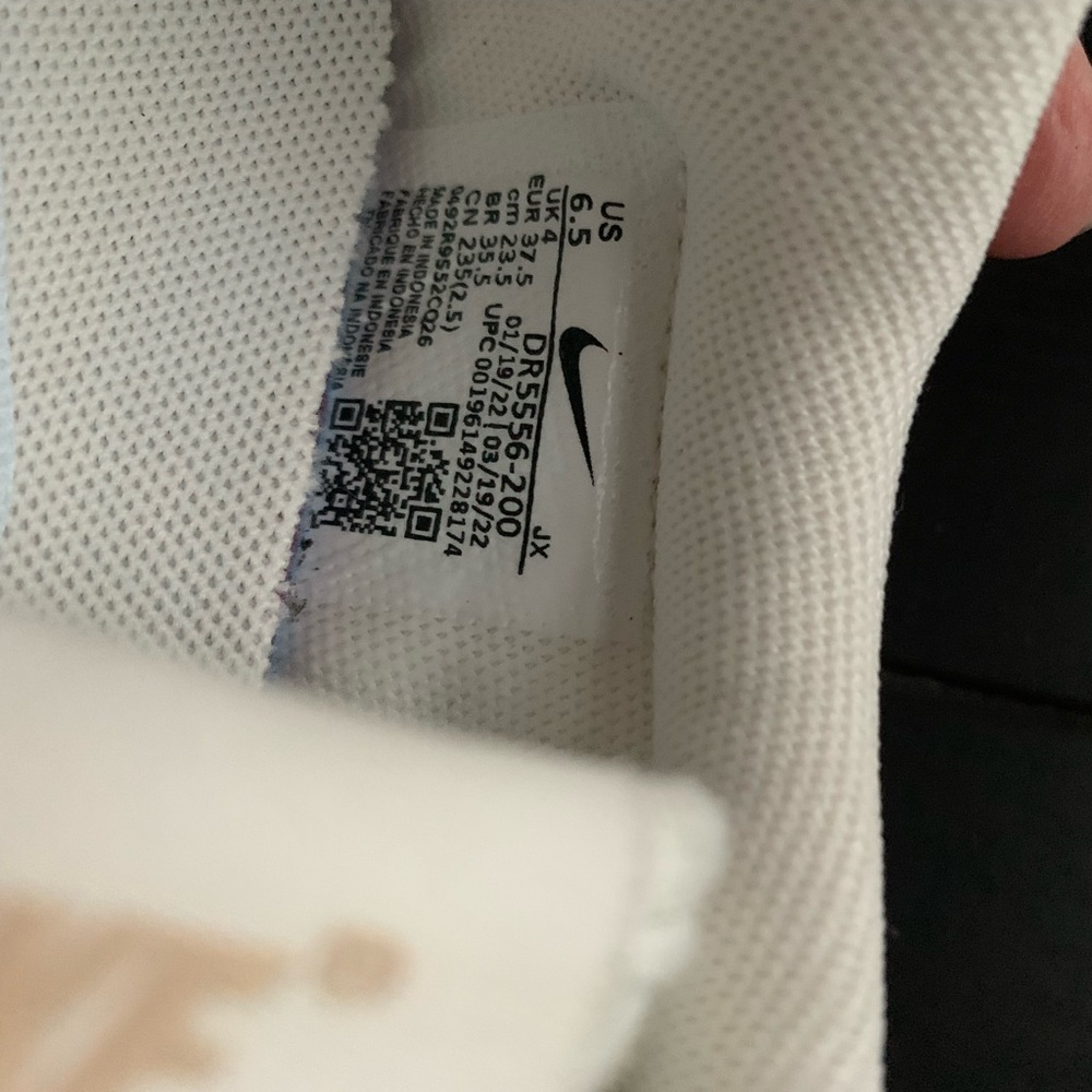 Nike ladies DBreak SE size 6.5